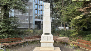 Les monuments mémoriels dans le jardin botanique de la faculté de pharmacie de Paris @ Salle des Actes